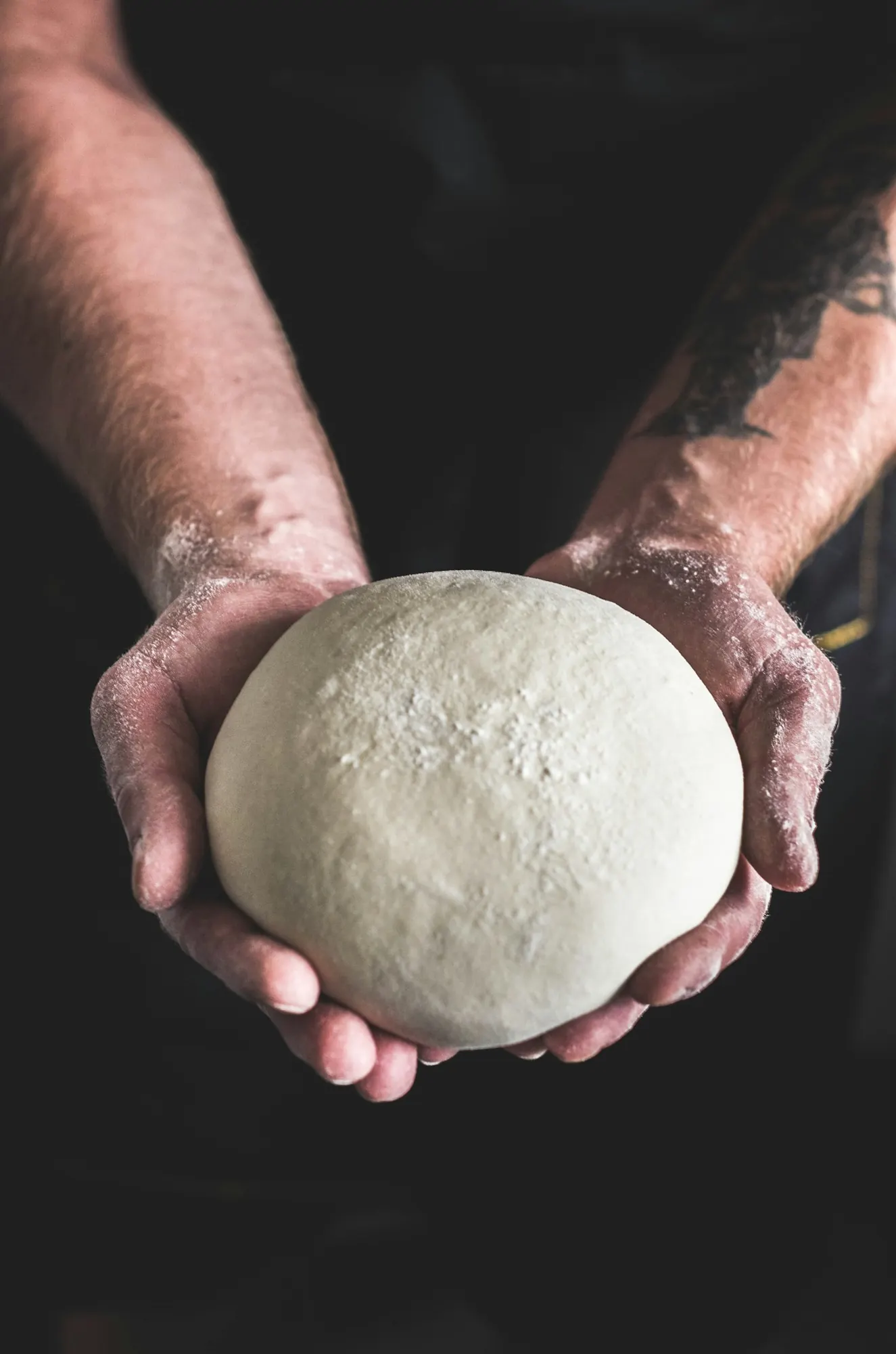 Bola de massa nas mãos