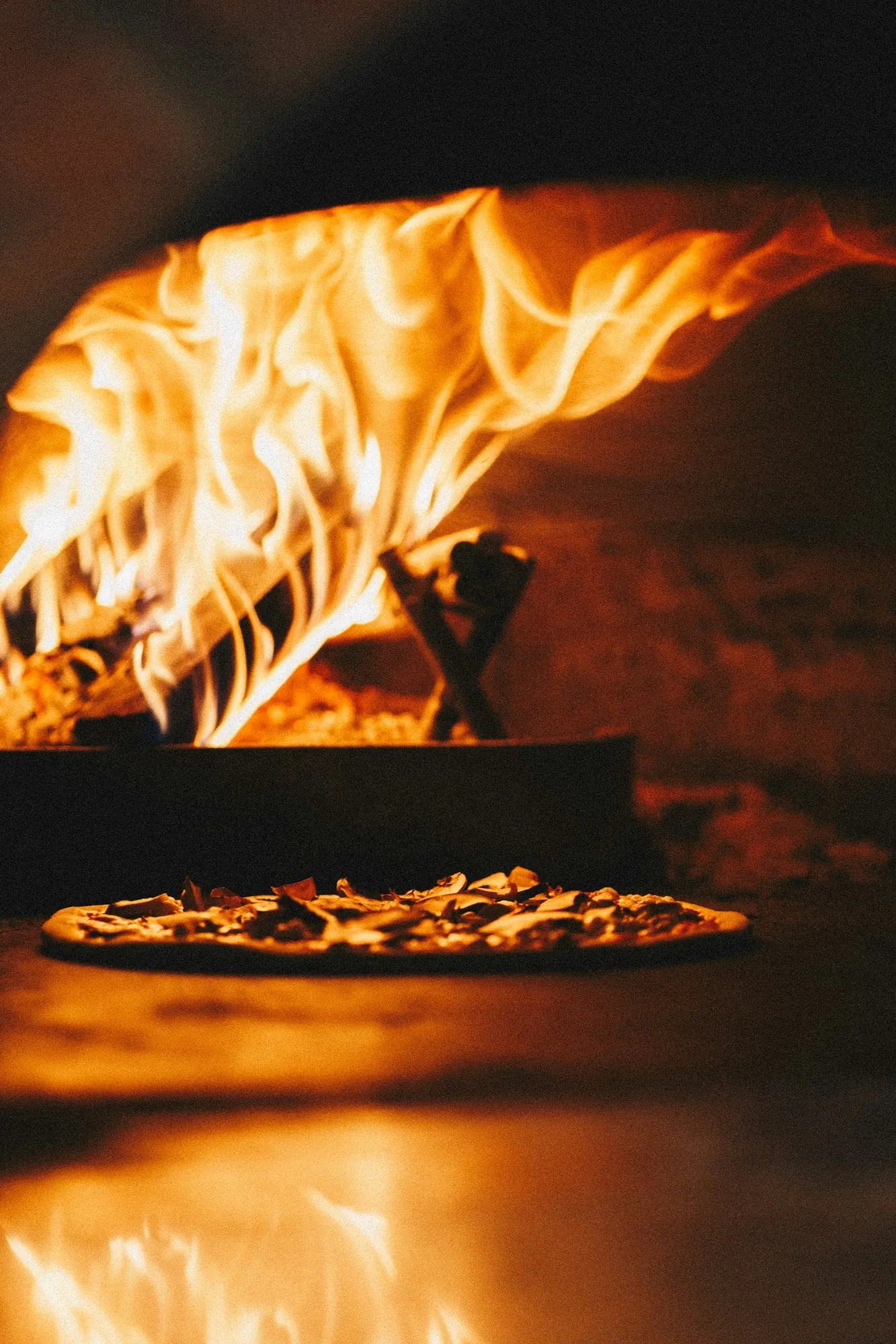 Pizza no forno a lenha