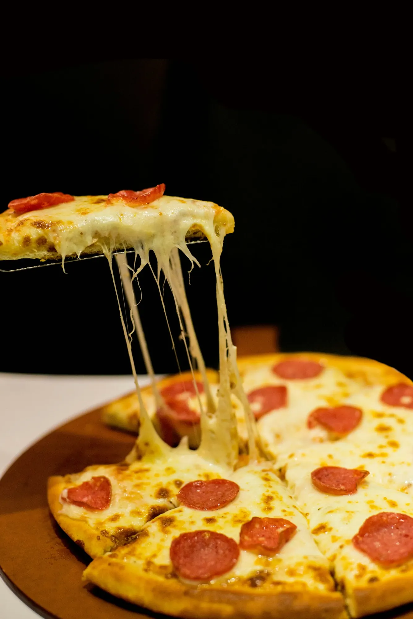 Fatia de pizza puxando queijo