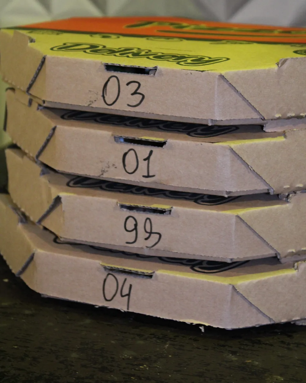 Caixas de pizza numeradas prontas para entrega
