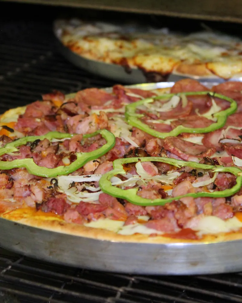 Pizza saindo do forno da Alê