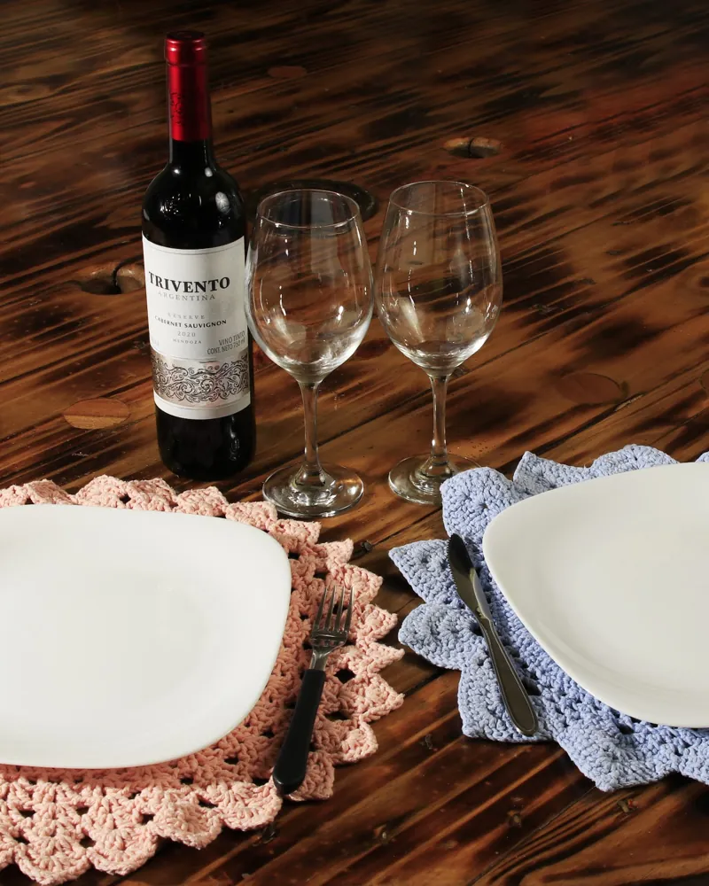 Mesa posta com vinho no salão da Alê